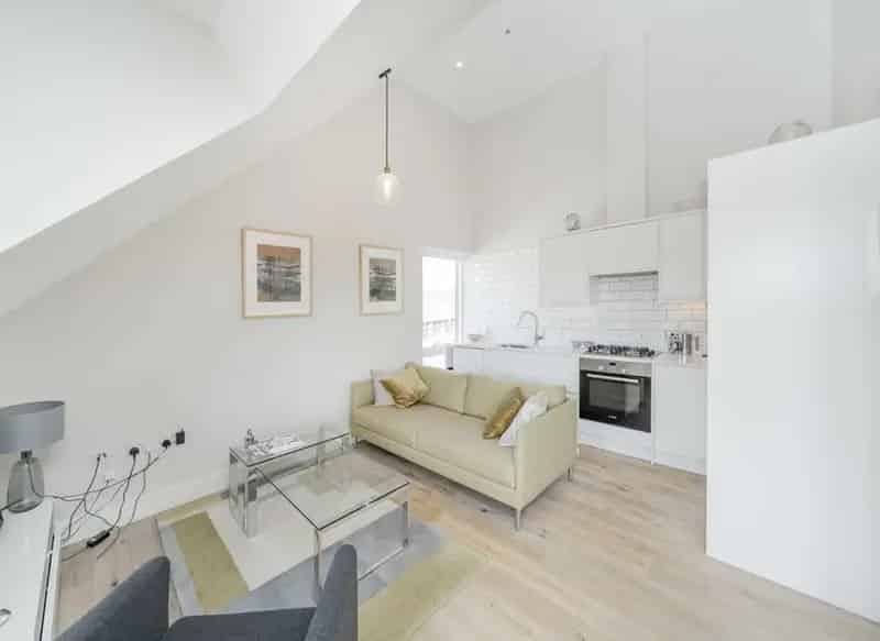 One Bedroom Flat Top Floor Secure Gated Development Allocated Parking Chain Free