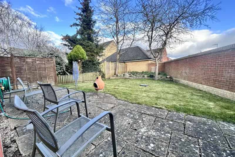 Four Bedroom Detached House With Ample Parking and Garden
