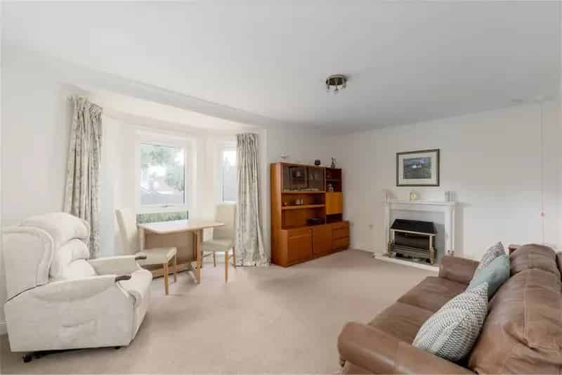 2 Bed Retirement Flat with Lift and Parking