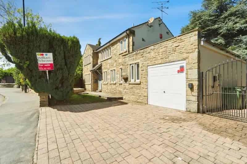 Four Bedroom House with Ensuite and Garage Swinnow Road Pudsey