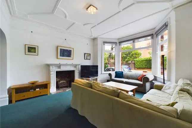 6 Double Bedroom Semi-Detached House for Sale in London SW16