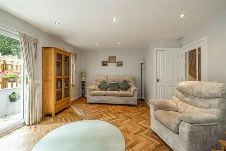 3 Bed House - Detached with 1 Reception Room