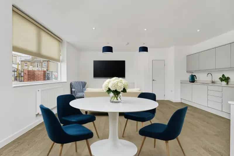 3 Bedroom Apartment Near Train Station