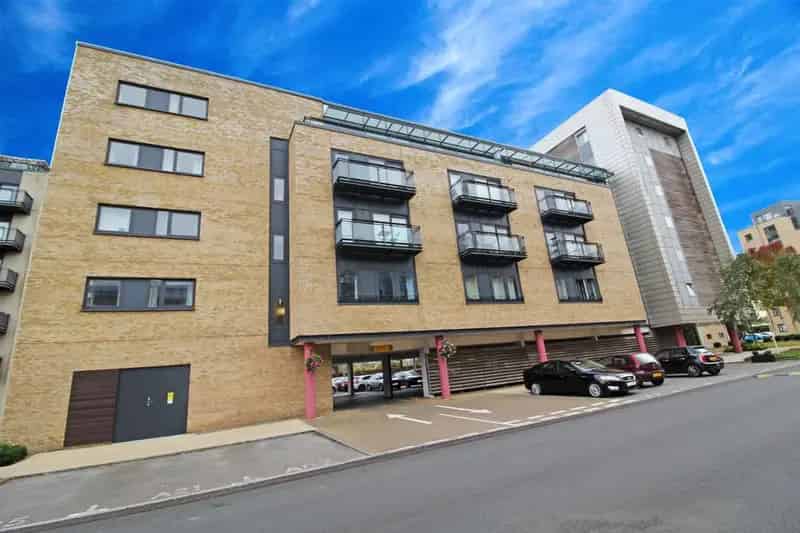 1 Bedroom Apartment Cardiff Bay - Modern Apartment with Parking