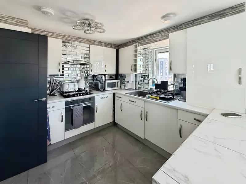 2 Bedroom Waterfront Flat - Newly Renovated
