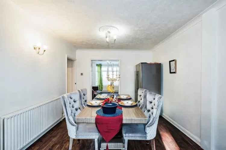 Spacious 3-Bed Detached House with Extended Living Space and South-Facing Garden