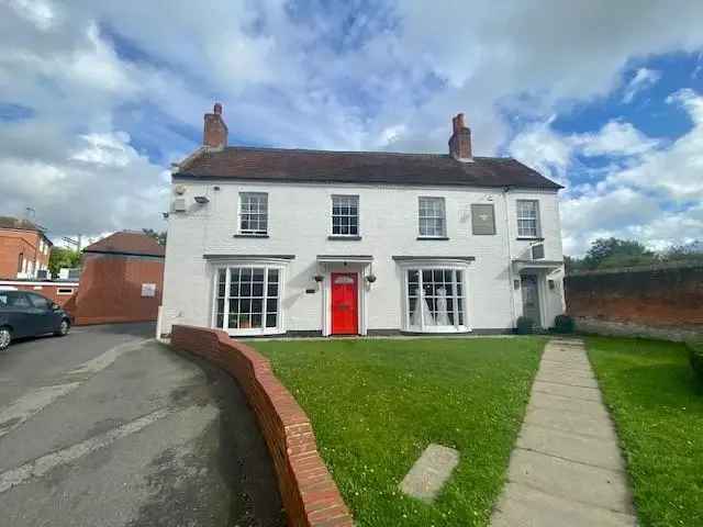  For Rent in White Lodge Mews, England