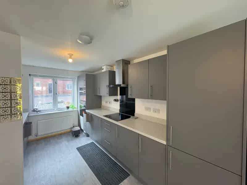 5 bedroom House
 To Let 
Total Size: 1615 SQ FT