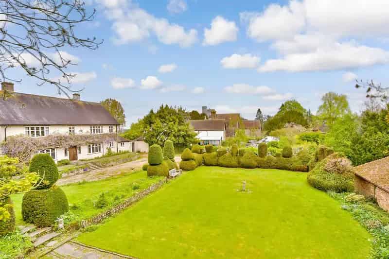 6 Bedroom Detached House for Sale in Idyllic Village Setting
