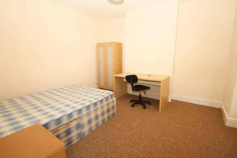 4 Bedroom Semi-Detached House Charminster Bournemouth Student Property