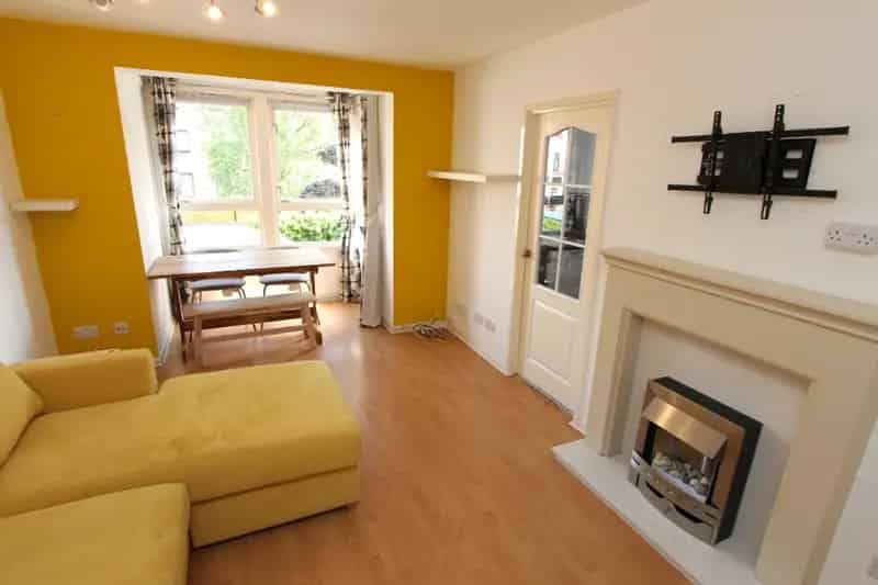 2 Bedroom Furnished Flat to Rent in Leith with Parking
