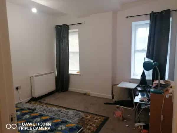 Grand Floor Apartment Near Town Center with Parking