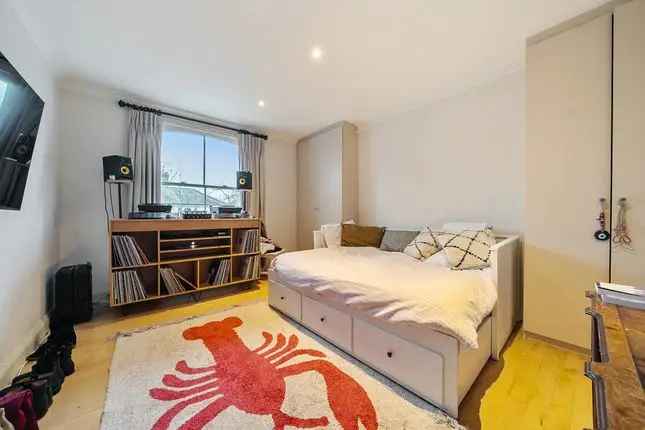 3 Bedroom Maisonette with Roof Terrace Cambridge Gardens London W10