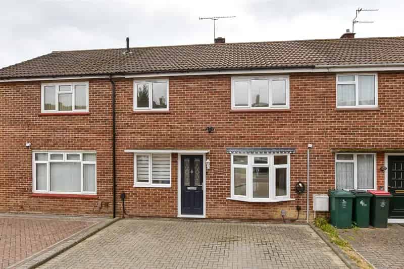 3 Bedroom Terraced House For Sale Near Shops and Station