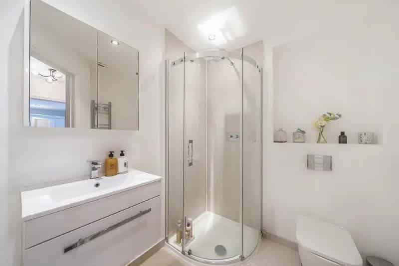 One Double Bedroom Flat near Thameslink Jubilee Overground Stations