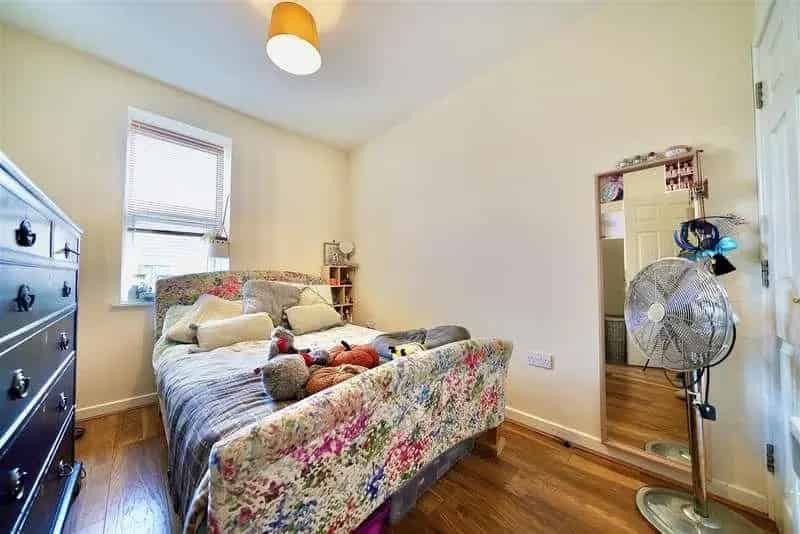 2 bed flat for sale