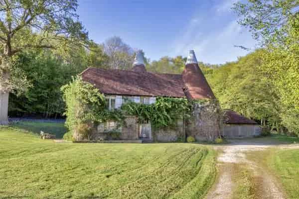 Charming Oast House with Vineyard and Woodland near Burwash