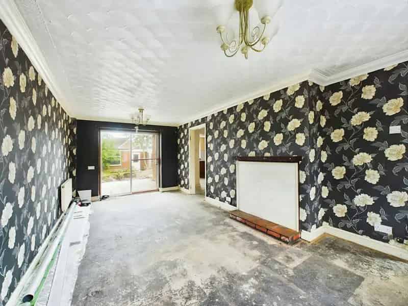 Spacious Freehold Family Home Near Schools and Amenities