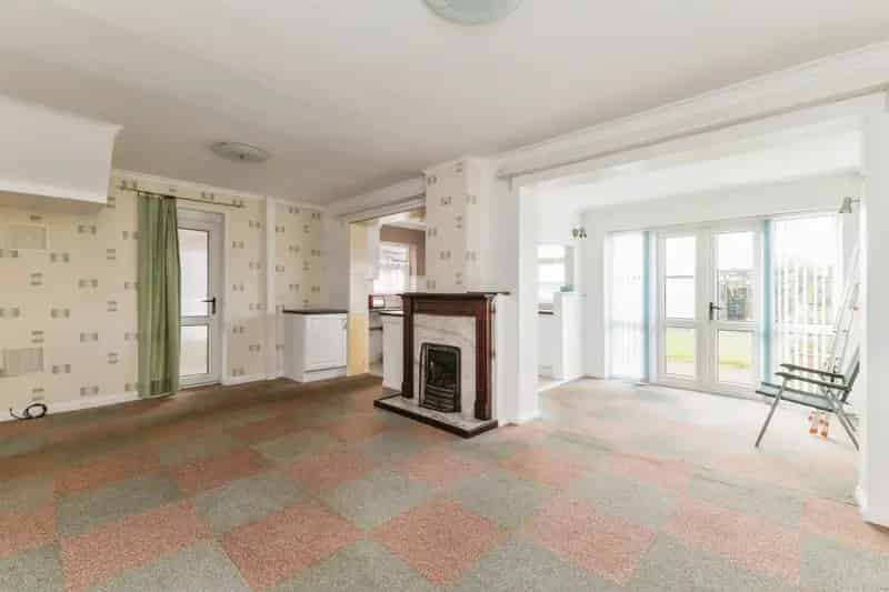 5 Bed Semi-Detached Family Home Huge Potential