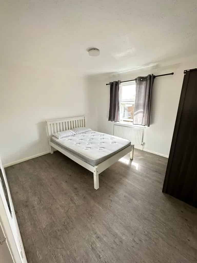 2 Bedroom Flat Available Now - Newly Renovated