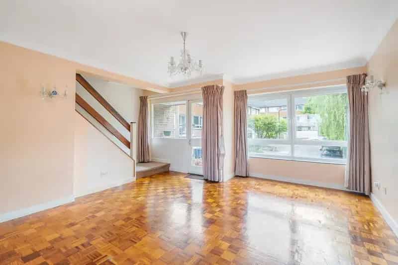 Modern Townhouse Chain Free 3 Floors Private Garden Parking