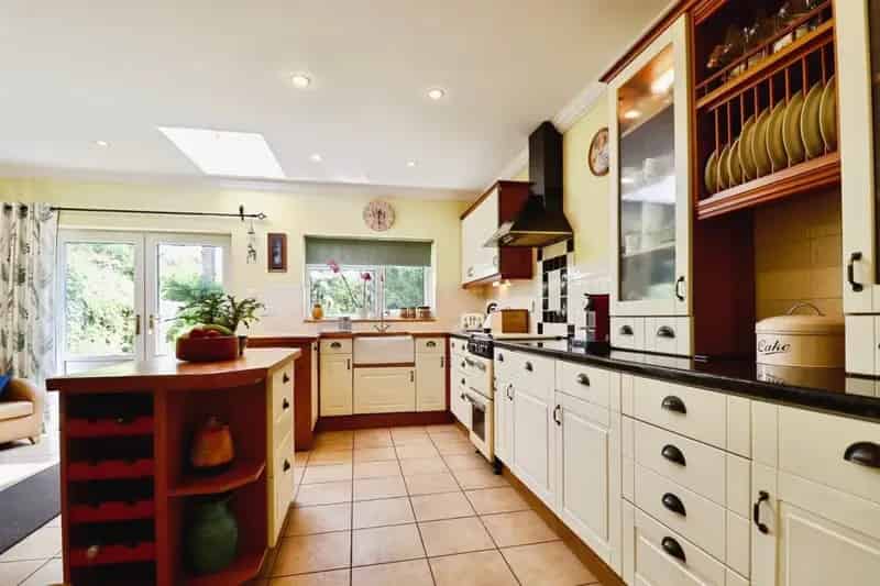 4 Bedroom Semi-Detached House with Garden and Garage