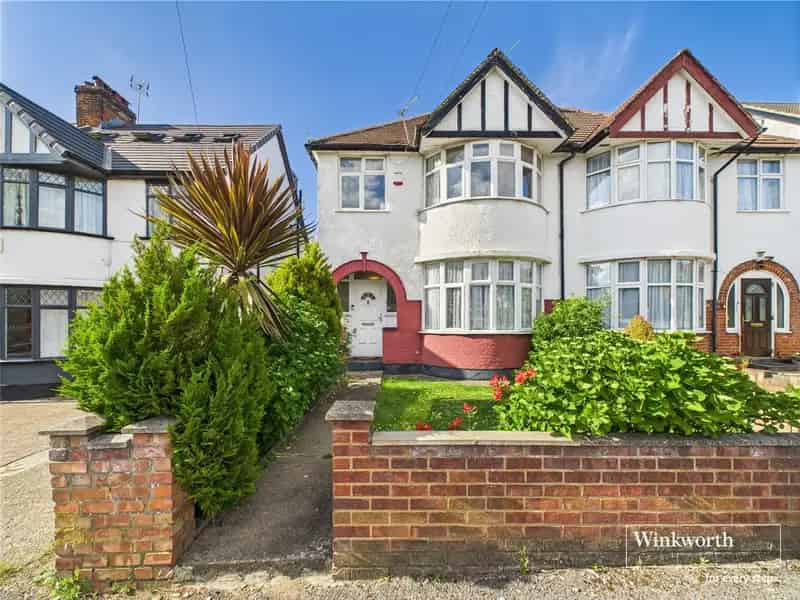 1 Bedroom Maisonette Kingsbury Private Garden Loft Potential