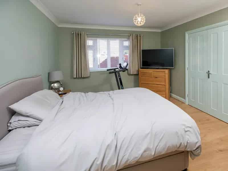 Modern 3-Bed Detached House with Workshop and Ground Floor Master Bedroom