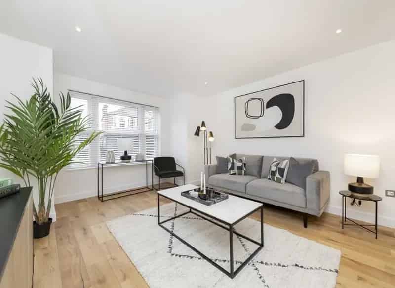 Four Double Bedroom Family Home with Garden and Parking