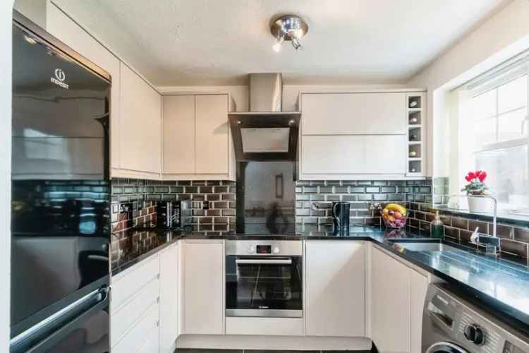 3 Bed End Terrace House Peaceful Cul De Sac Modern Kitchen Family Bathroom Garage