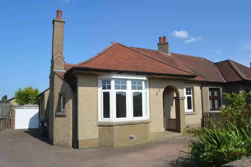 Charming Semi Detached Bungalow in Larbert Near Train Station