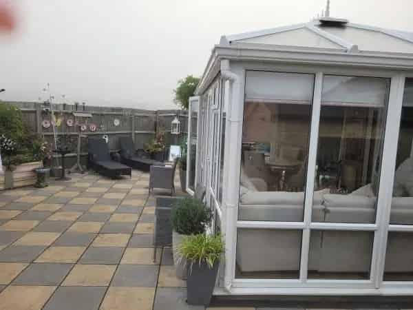 2 Bedroom Bungalow with Large Garden and Conservatory