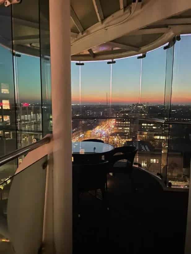 2 Bed Apartment Near Ealing Broadway - Concierge, Parking & Balcony