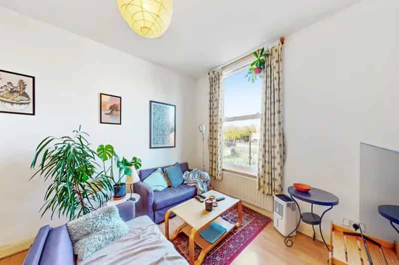 4-Flat Commercial Property For Sale in London
