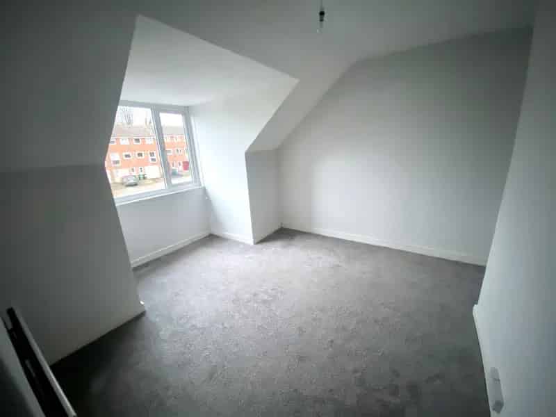 4 Bed Mid Terrace House Near Schools and Parks
