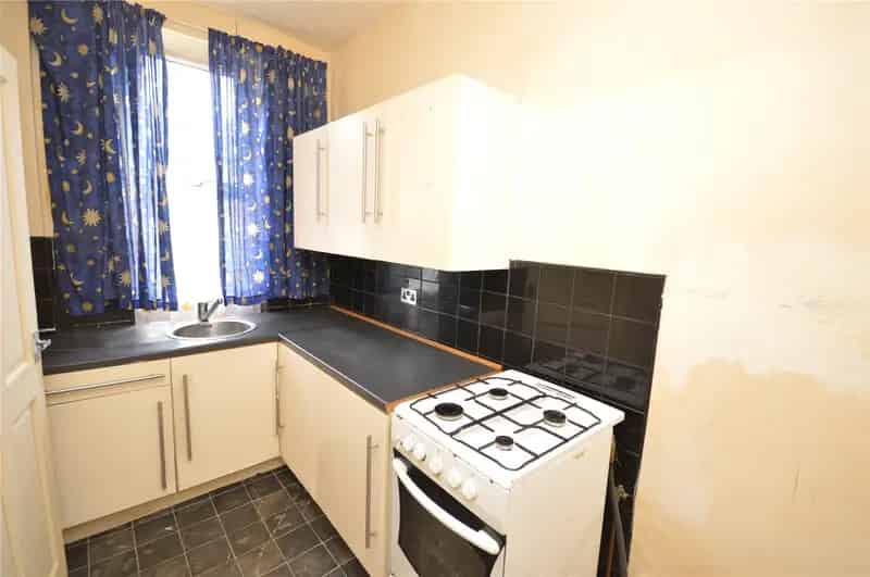 Two Bedroom Mid Terrace House Near M62 and M1 Motorways