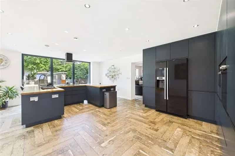 4 Bed Detached House For Sale