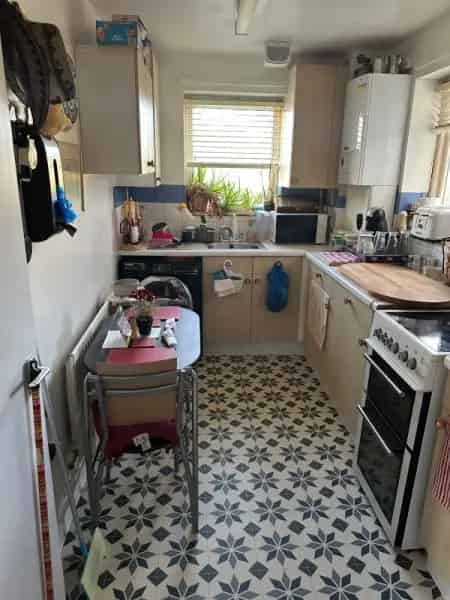Clean 1 Bedroom Flat near Park with Parking and Lift