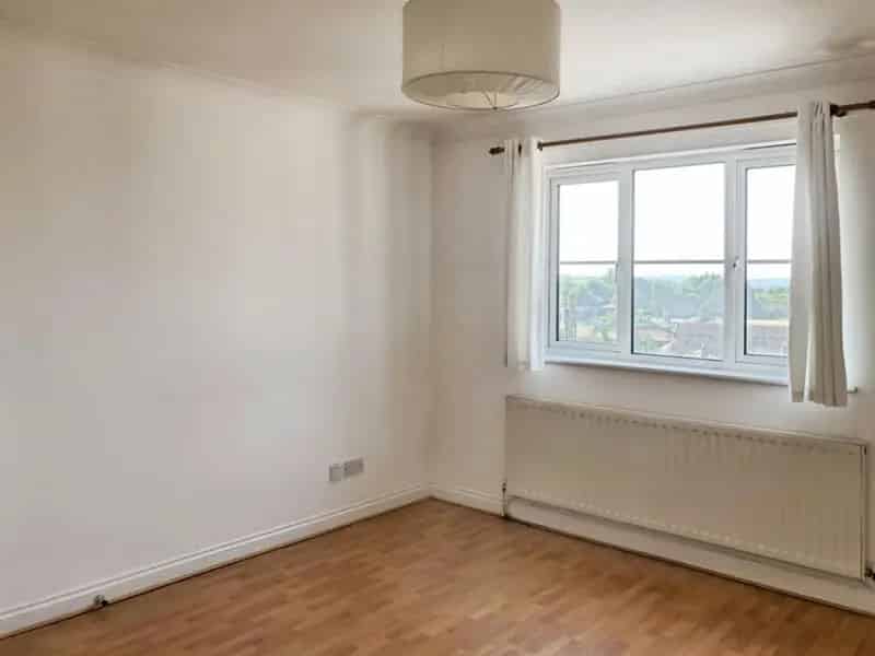 2 Bedroom Top Floor Apartment in Pudsey with Allocated Parking