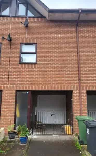 Two Bedroom House Over Three Storeys With Garage and Garden