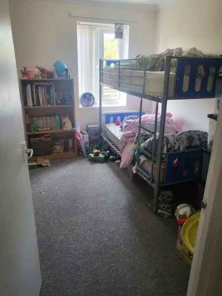 2 Bed House Near Transport Links Garage Garden