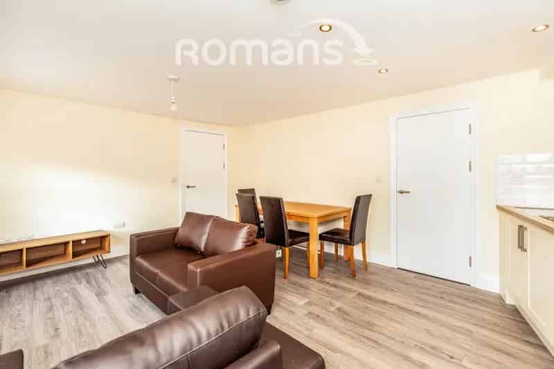 2 Bedroom Student Flat 2025 2026 No Deposit Option Available
