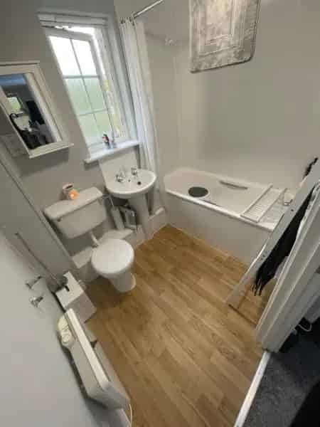 Spacious 2 Double Bedroom Flat Near Train Station