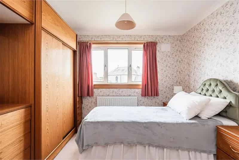 3 Bed Semi-Detached House with 2 Reception Rooms and Garage