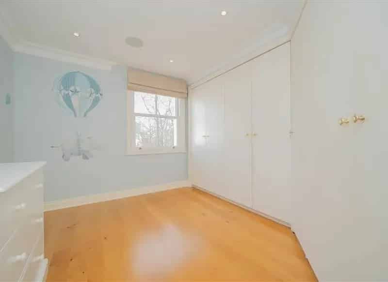 Spacious 2-Bedroom Apartment South Kensington with Parking