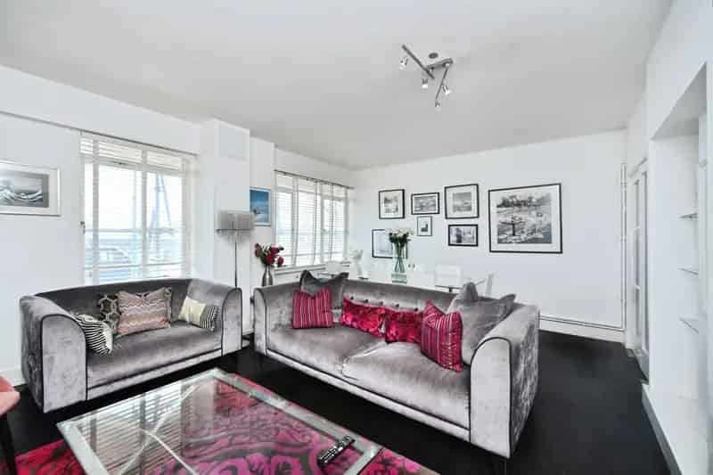 Luxury Hove Seafront Apartment in Iconic Art Deco Building