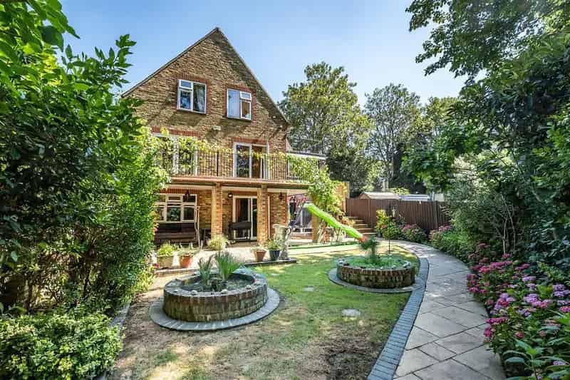 5 Bedroom Detached House for Sale Near Elizabeth Line