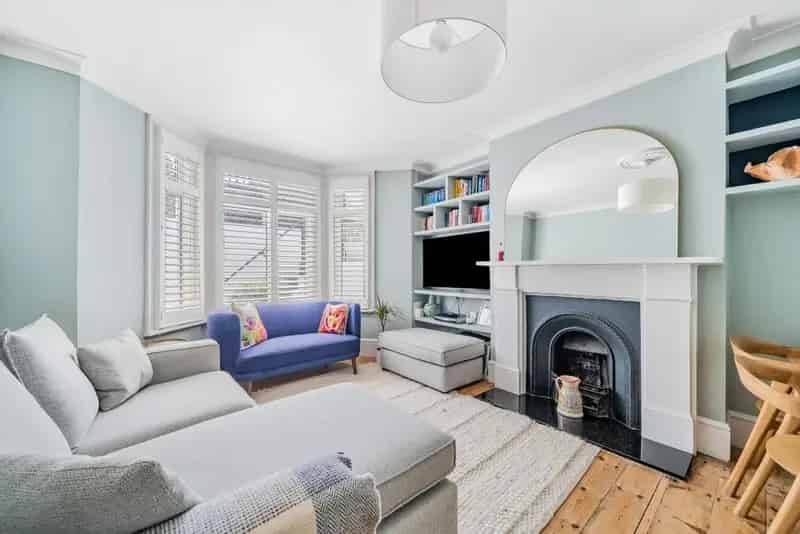 Spacious 1-Bed Flat with Patio Garden in Victorian House