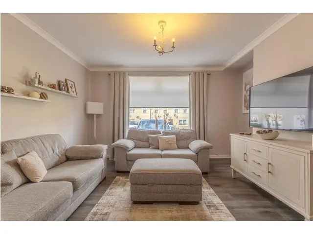 3 Bedroom Mid Terrace Villa For Sale in Chryston