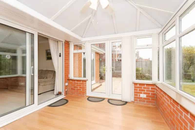 5 Bedroom Detached House with Conservatory and Double Garage